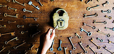 photo of lock and keys - links to safe deposit page