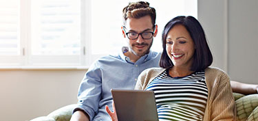 photo of couple working on laptop - links to infovisa page